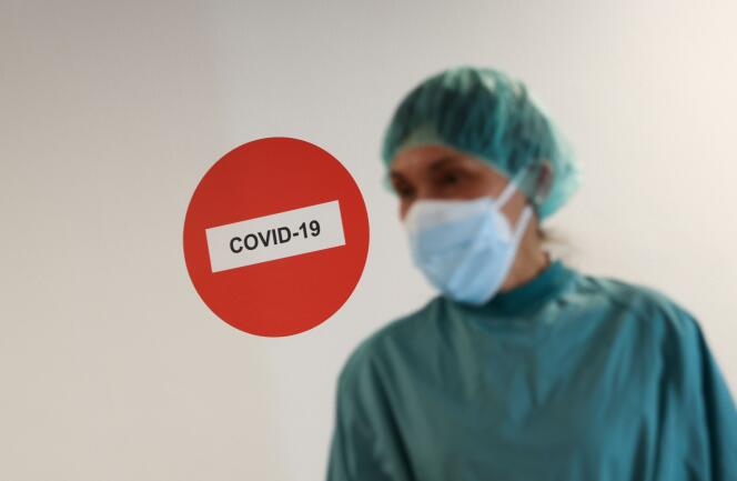 Un membre du personnel hospitalier à l’hôpital del Mar, où un service supplémentaire a été ouvert pour faire face à l’augmentation du nombre de patients malades du Covid-19, à Barcelone, en Espagne, le 15 juillet 2021.