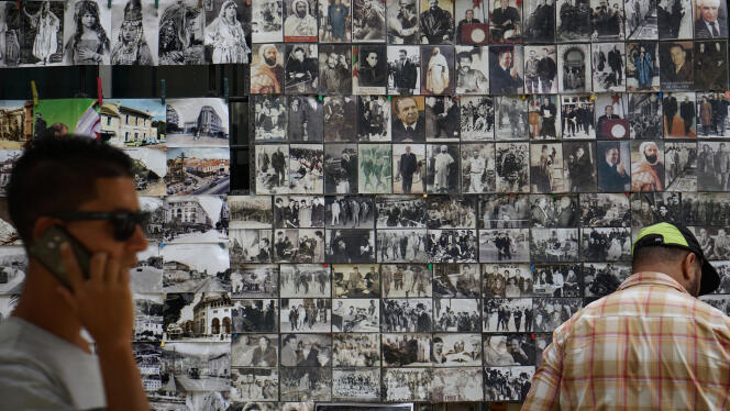 Le kiosque « nomade » de Farouk Azzoug et son fils, près de la Grande Poste d’Alger que Katia Kameli a investi avec des photographies qui racontent l’histoire algérienne et ses non-dits.