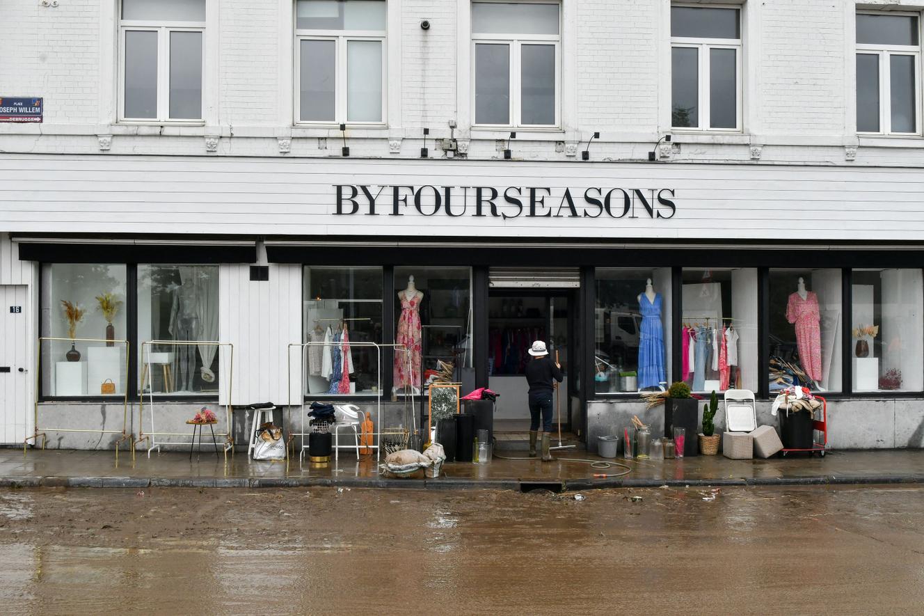 On July 16, 2021, a man cleans the entrance to a store in the Chinese district of Ligil (Belgium) after it sank.
