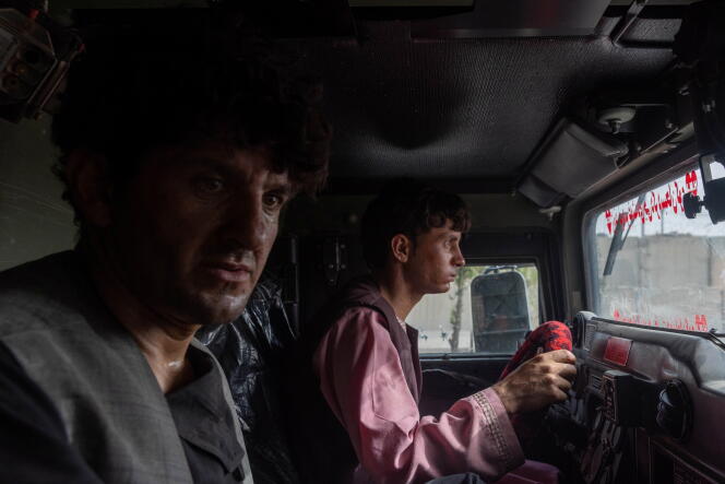 Ahmad Shah, un policier afghan de 28 ans, est assis dans un véhicule blindé de police après avoir été secouru par les forces spéciales afghanes, dans la province de Kandahar, le 13 juillet 2021.