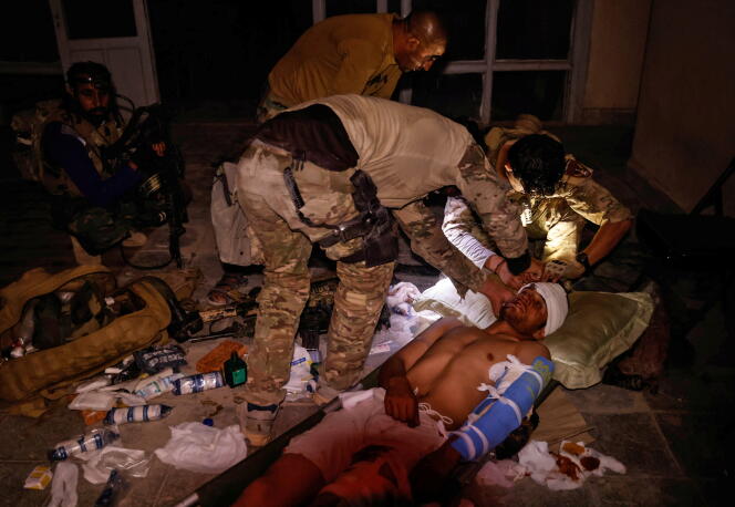 Des membres des forces spéciales afghanes s’occupent d’un soldat de l’armée nationale afghane, blessé dans des affrontements avec les talibans, dans la province de Kandahar, en Afghanistan, le 12 juillet 2021.