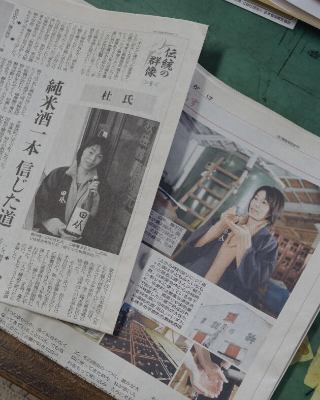 Des articles parus dans différents journaux japonais sur Hanako Kudo, première femme toji, à Yokote, dans la province d’Akita, le 8 juillet 2021.