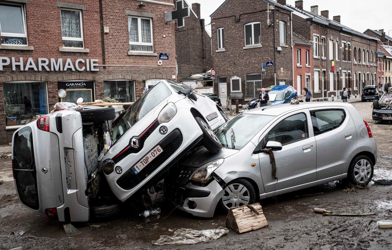 On Friday, July 16, 2021, cars collided with each other following a flood in the Chan district of Lെge (Belgium).
