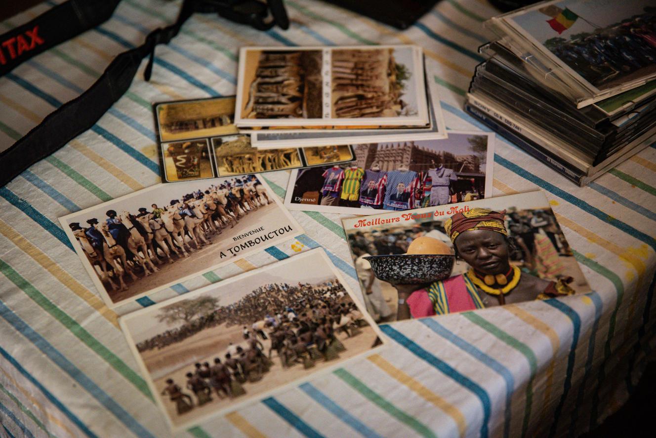 Des cartes postales produites par le photographe Diango Cissé, dans sa maison à Bamako, le 26 juin 2021.
