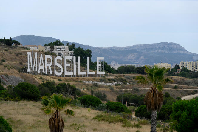 Un panneau géant « Marseille », à la manière du panneau Hollywood, dans la cité phocéenne, le 7 juillet 2021.