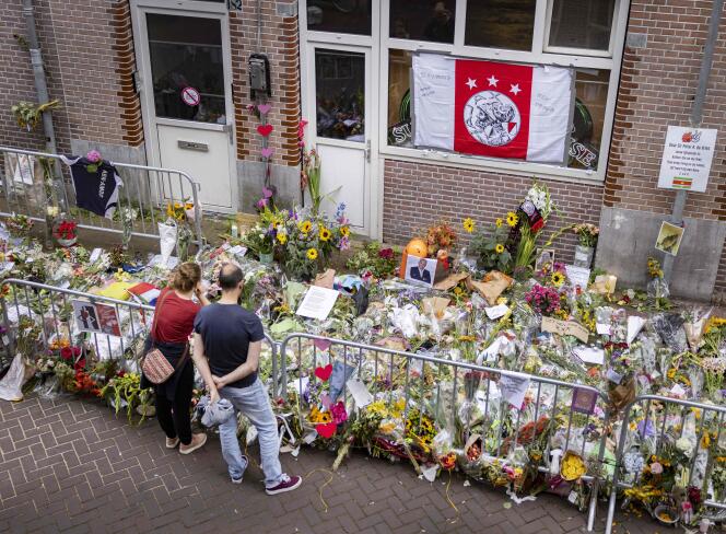 Des centaines de fleurs ont été déposées en hommage au journaliste néerlandais Peter R. de Vries, à Amsterdam, le 12 juillet 2021.