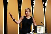 La réalisatrice française Julia Ducournau reçoit la Palme d’or pour son film « Titane », le 17 juillet 2021.