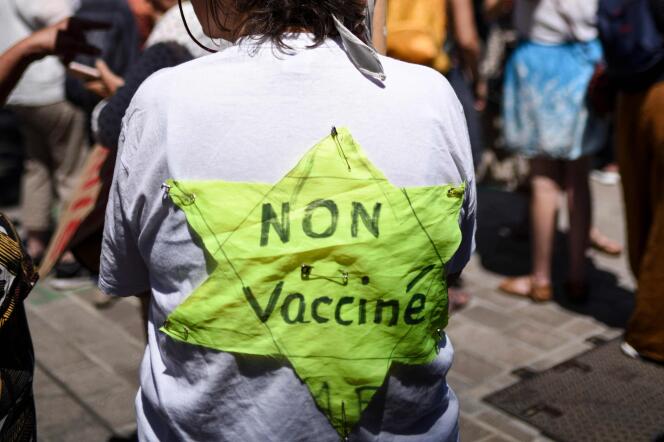 Un manifestant arbore une étoile jaune avec l’inscription « non vacciné » à Nantes, le 17 juillet 2021.