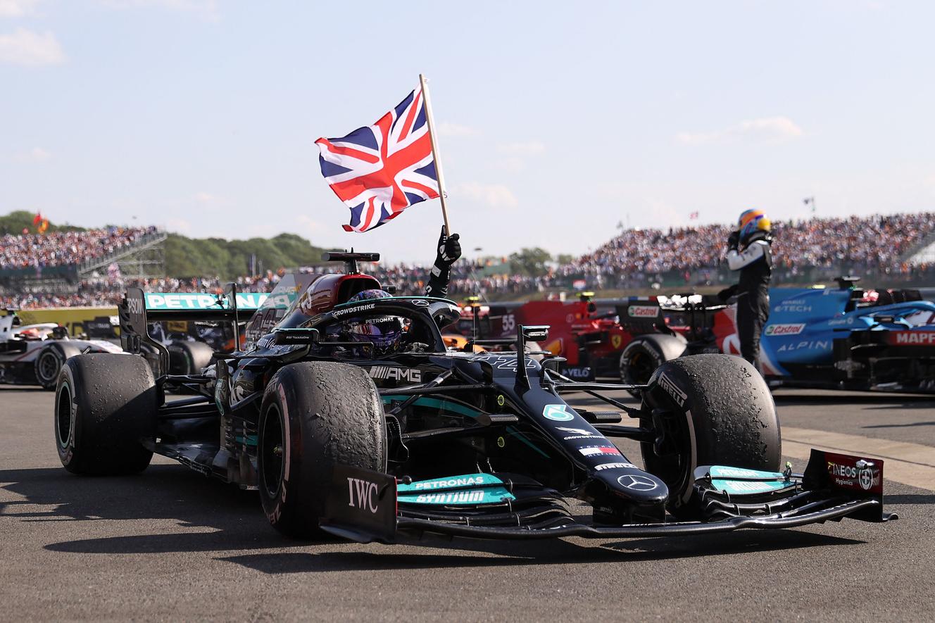 Formule 1 en s’imposant à Silverstone, Lewis Hamilton relance sa