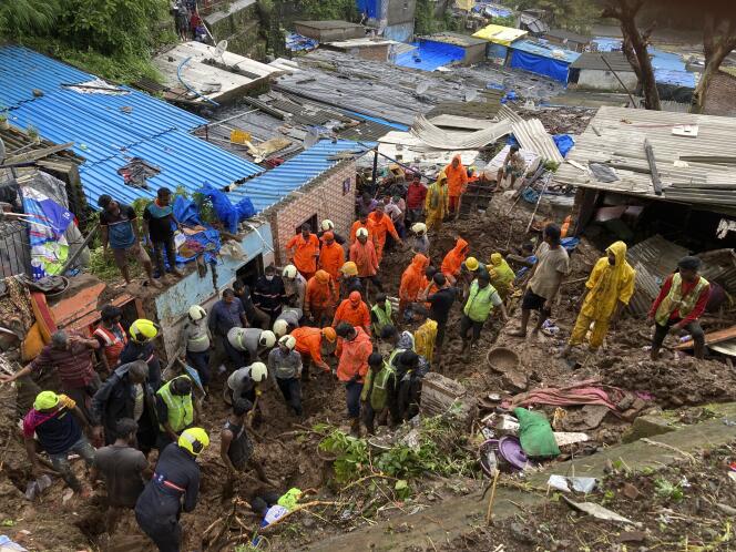 Les secours recherchent des survivants après l’effondrement d’un mur sur des maisons, à Bombay, en Inde, le 18 juillet 2021.