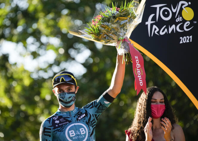 Franck Bonnamour, lors du Tour de France 2021, après avoir remporté le prix du super-combatif. 