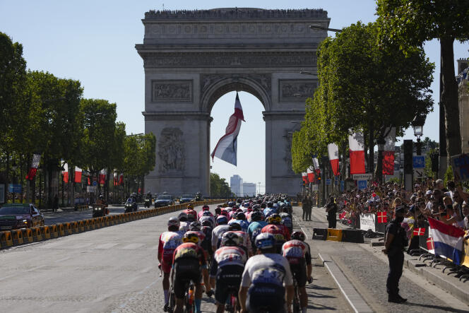 Le peloton au niveau de l’arc de Triomphe à Paris, durant l’ultime étape du Tour de France 2021, le 18 juillet.