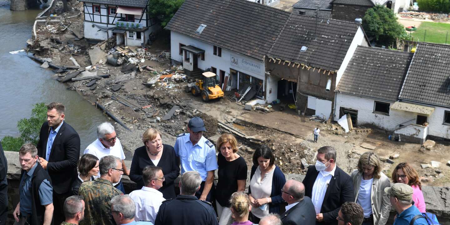 Geschockt von der „surrealen“ Verwüstung verspricht Angela Merkel den Wiederaufbau