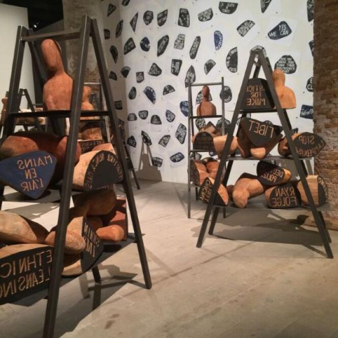 Barthélémy Toguo, « 8 échelles en bois, 64 empreintes en bois grévé sur papier », 2015.