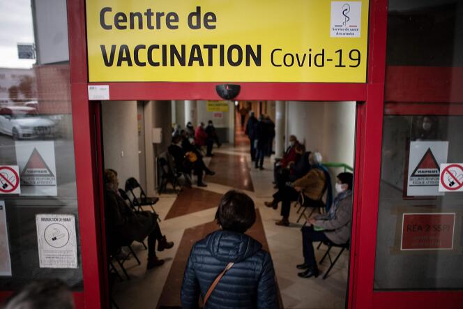 Dans un centre de vaccination, à Brest (Finistère), le 6 avril 2021.
