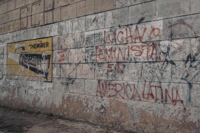 Un graffiti « Lutte féministe en Amérique latine », sur un mur du centre-ville de San Salvador, au Salvador, le 9 juin 2021.