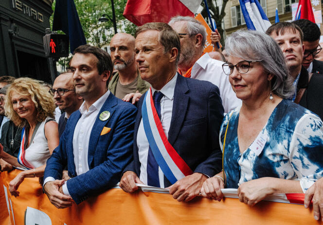 En tête de la manifestation contre le passe sanitaire, à Paris, le 17 juillet 2021, de gauche à droite: Francis Lalanne, Martine Wonner, Fabrice Di Vizio, Florian Philippot, Nicolas Dupont-Aignan et Jacline Mouraud.