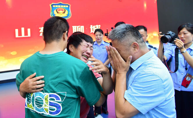 Les retrouvailles de Guo Xinzhen, 26 ans (de dos), et de ses parents, le 11 juillet 2021, à Liocheng, en Chine.