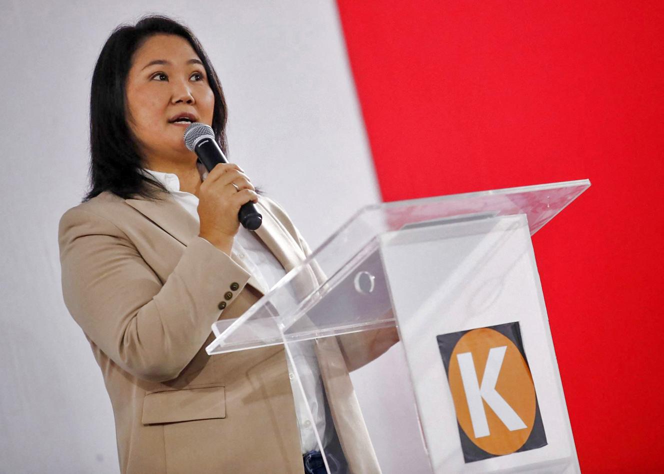Peruwiańska kandydatka na prezydenta Keiko Fujimori przyznała się do porażki podczas konferencji prasowej w siedzibie swojej partii w Limie 19 lipca 2021 r.