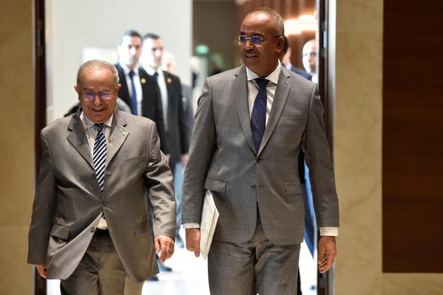 Le premier ministre algérien alors au pouvoir, Noureddine Bedoui (à droite), et le ministre des affaires étrangères, Ramtane Lamamra, lors d’une conférence de presse à Alger, le 14 mars 2019.