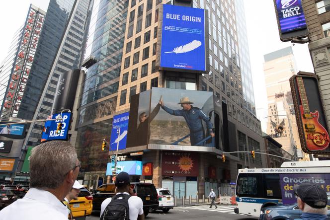 Le milliardaire Jeff Bezos vu sur un écran à Times Square, à New York, après l’atterrissage du vol inaugural de Blue Origin depuis le désert du Texas, le 20 juillet.