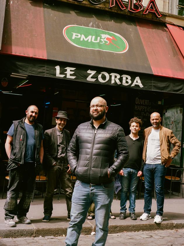 Rabah Bashour, presidente de Zorba, na frente dos funcionários e clientes regulares de Zorba, no distrito de Belleville, Paris, 28 de maio de 2021.