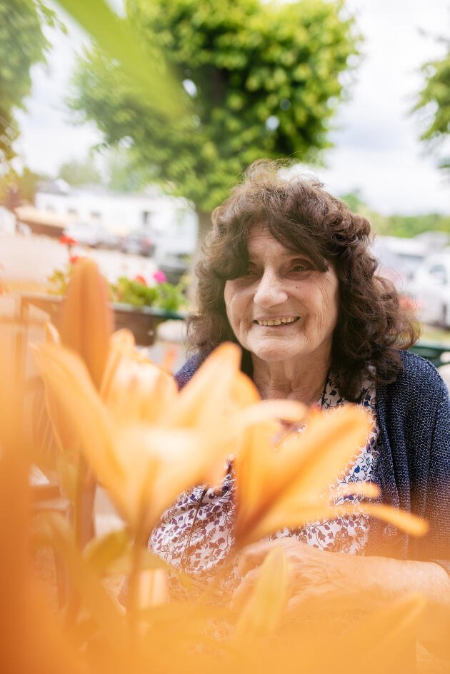 La patronne Marlène, derrière ses fleurs en terrasse du Maeva, à Saint-Mammès (Seine-et-Marne), le 25 juin 2021.
