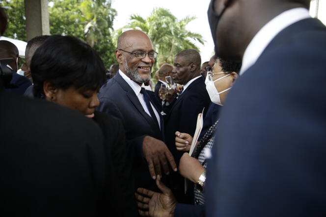 Le nouveau premier ministre, Ariel Henry (au centre), à Port-au-Prince, en Haïti, le 20 juillet 2021.