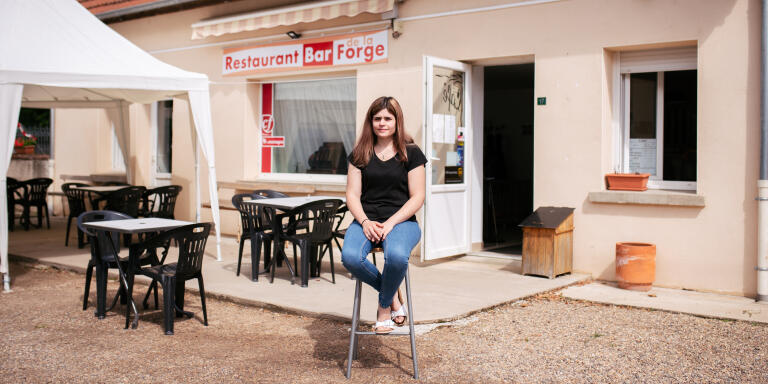 Sandra de Barros, propriétaire, devant son bar La Forge (Montcombroux-les-Mines, France), le 23 juin 2021.