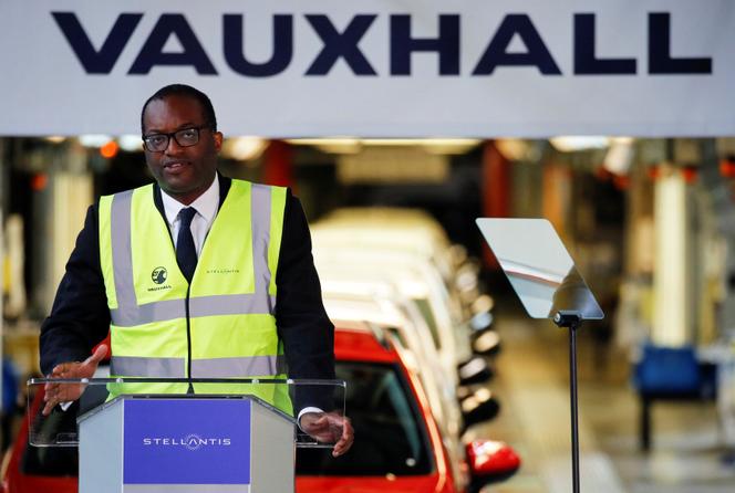 Le ministre britannique de l’industrie, Kwasi Kwarteng, s’exprime lors d’une conférence de presse à l’usine automobile Vauxhall d’Ellesmere Port, au Royaume-Uni, le 6 juillet 2021.