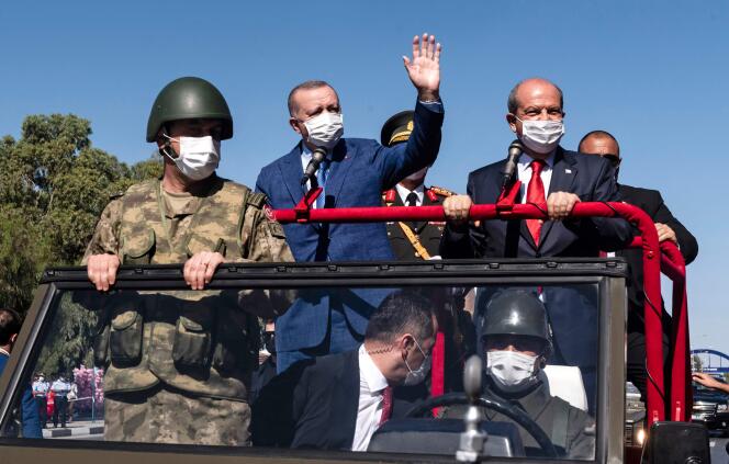 Le président turc, Recep Tayyip Erdogan, et le dirigeant chypriote turc, Ersin Tatar, dans la partie nord de Nicosie, dans la République turque autoproclamée de Chypre du Nord, le 20 juillet 2021.