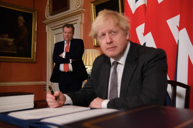 O Secretário de Relações Exteriores britânico para Assuntos Europeus David Frost e o Primeiro Ministro Boris Johnson em Londres em 30 de dezembro de 2020.
