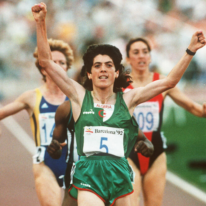 L’Algérienne Hassiba Boulmerka franchit la ligne d’arrivée du 1 500 mètres féminin le 8 août 1992 aux JO de Barcelone.