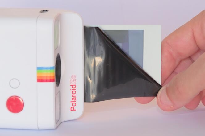Les Polaroid éjectent les tirages sous un film opaque afin de les protéger de la lumière.