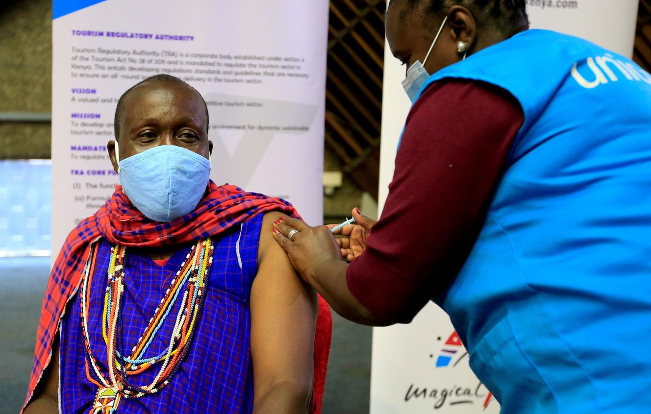 Een Keniaanse man krijgt in april 2021 in Nairobi een dosis van het AstraZeneca-vaccin, geleverd door het Covax-systeem.