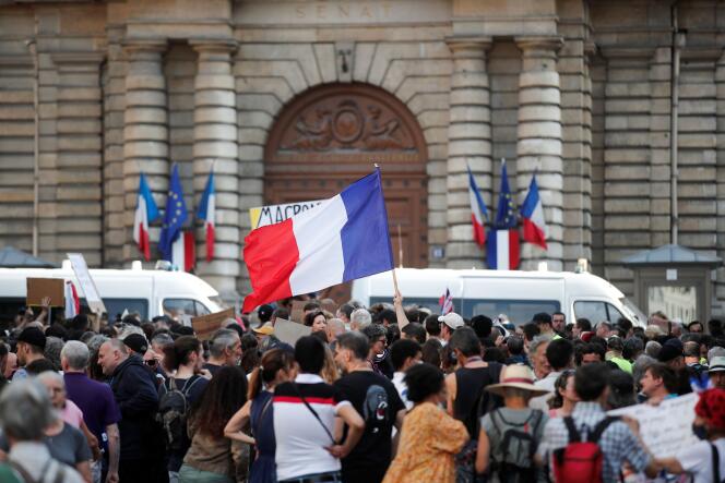 Manifestation contre le passe sanitaire devant le Sénat, à Paris, le 22 juillet 2021.