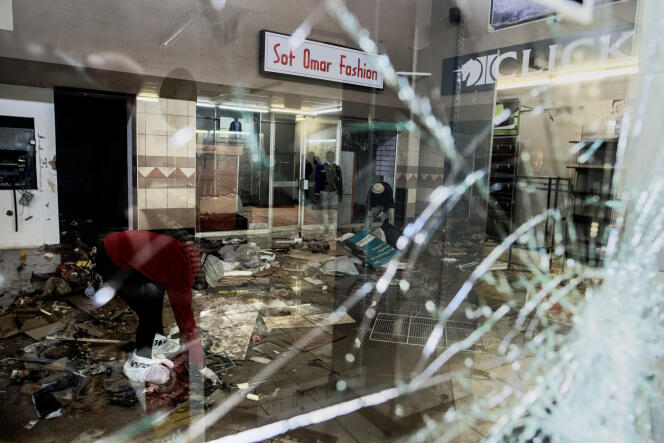 Après une scène de pillage dans le centre commercial Bara, à Soweto, dans le sud-ouest de Johannesburg, le 15 juillet 2021