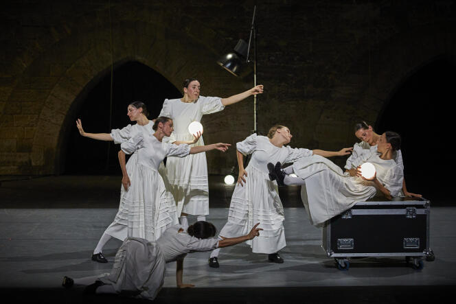 Sept des dix danseuses-chanteuses du spectacle de Marcos Morau « Sonoma », dans la Cour d’honneur du Palais des papes, au Festival d’Avignon 2021.
