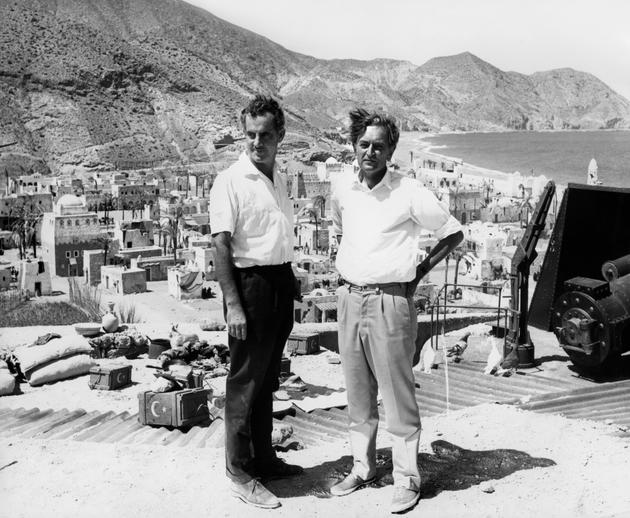 Il regista David Lean e John Boxes, scenografo, davanti alla spiaggia di Al Jarropico, a Carboneras (governatorato di Almería, Andalusia), dove è stato ricreato il villaggio di Aqaba per le riprese 