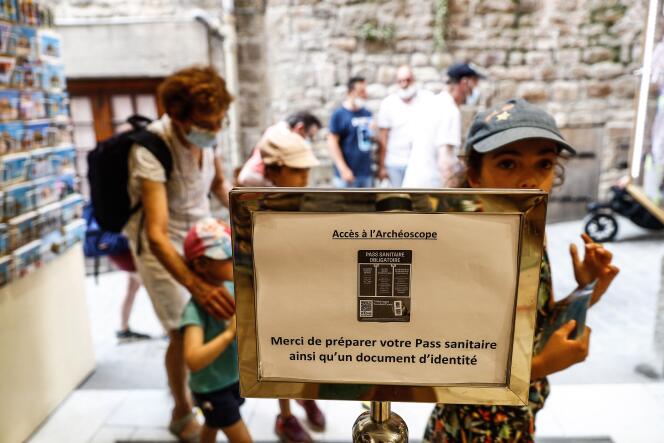 Un panneau demande aux touristes de préparer leur passe sanitaire en vue de leur visite au Mont-Saint-Michel (Manche), le 22 juillet 2021.
