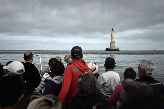 Des touristes visitent le phare de Cordouan, le 10 juin 2021.