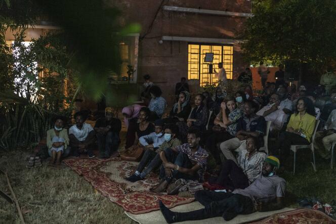 Projection de « Journey to Kenya » dans le jardin de la Sudan Film Factory à Khartoum, le 18 juillet 2021. Sous le régime d’Al-Bachir, alors que les cinémas avaient fermé leurs portes, de nombreuses personnes se réunissaient pour visionner des films en groupe : « On jouait avec les loups », ironise Tallal Afifi.