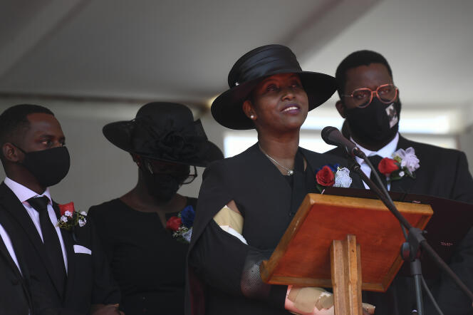 Martine Moise, épouse de l’ancien président, rend hommage à son époux durant les funérailles nationales, le 23 juillet 2021 à Cap-Haïtien.