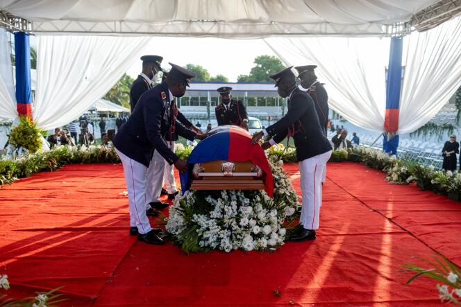 Le drapeau national est placé sur le cercueil de Jovenel Moise, lors des funérailles nationales du président haïtien, le 23 juillet 2021.