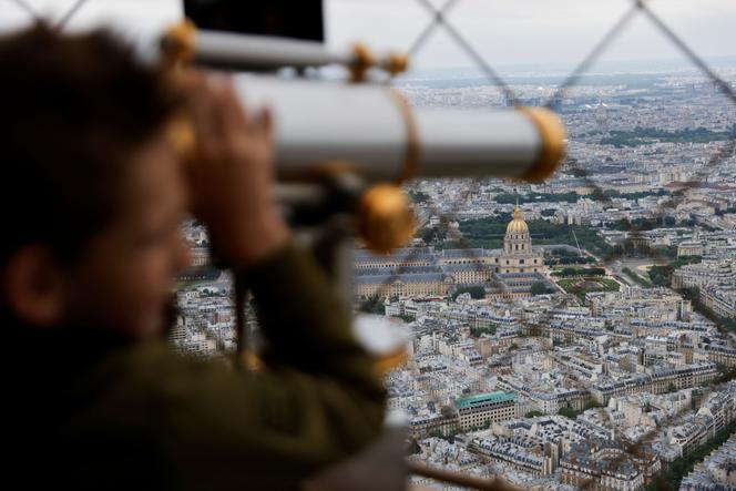 En haut de la Tour Eiffel, le 16 juillet 2021.