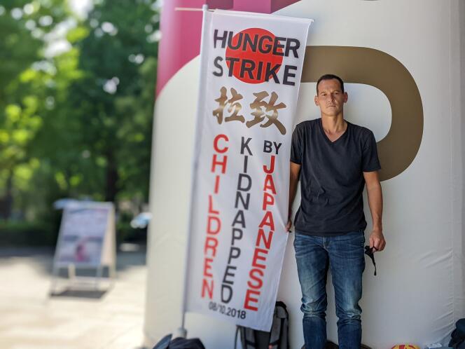 Vincent Fichot, père de deux enfants, proteste contre les « enlèvements » d’enfants par un parent, près du stade olympique de Tokyo, au Japon, le 21 juillet 2021.