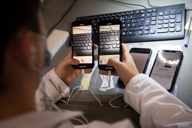 Un employé travaille au reconditionnement de smartphones, au siège de la société Largo, sous-traitant de Back Market, à Sainte-Luce-sur-Loire, le 26 janvier .