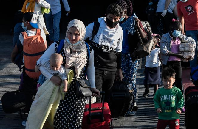 Des réfugiés en provenance des îles de Lesbos, Chios, Samos, Kos et Leros arrivent au port de Lavrio, le 29 septembre 2020.