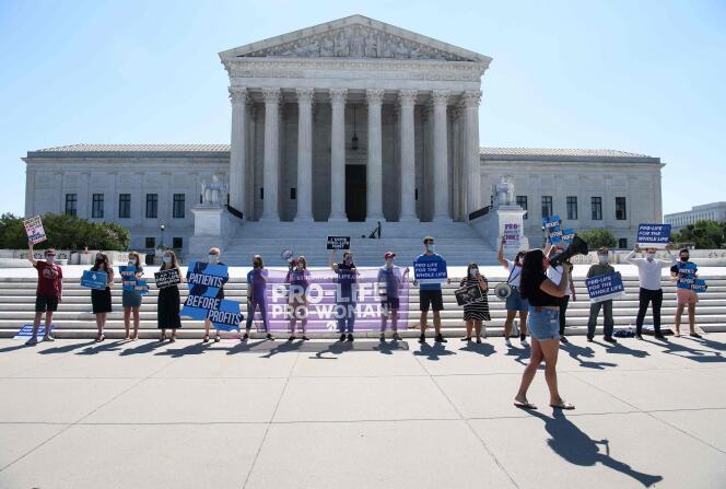 Des militants antiavortement devant la Cour suprême, à Washington, le 29 juin 2020.
