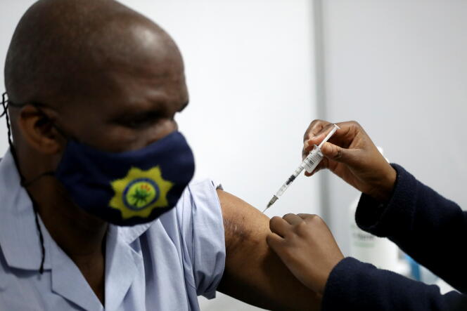 Vaccination dans le township de Soweto, au sud-ouest de Johannesburg, le 5 juillet 2021.